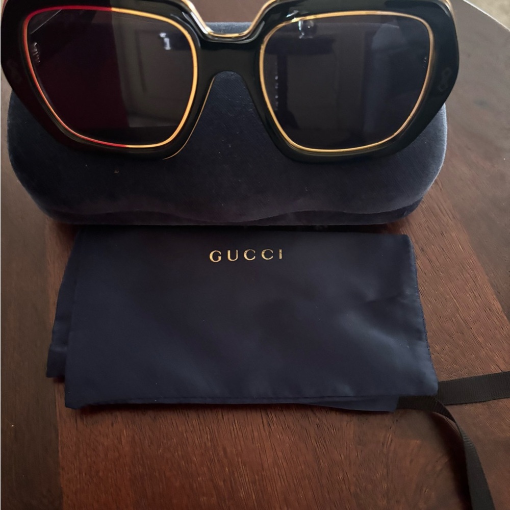 Gucci Women's Sunglasses with Black Frame and Gold Accents